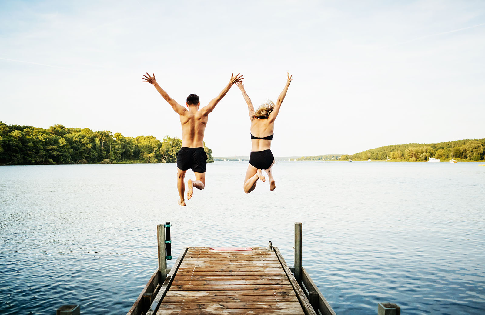 Naturheilkunde Monika Kirn, Persönlichkeitsentwicklung, Paar springt von Holzsteg zusammen in See